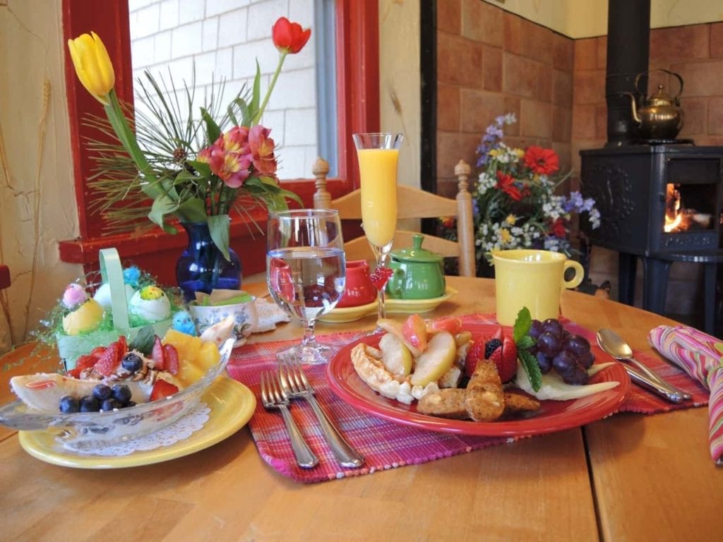 breakast served in the dining room, retreat in Estes Park