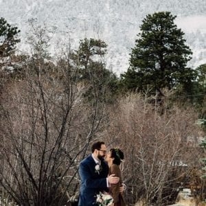 winter wedding couple kiss